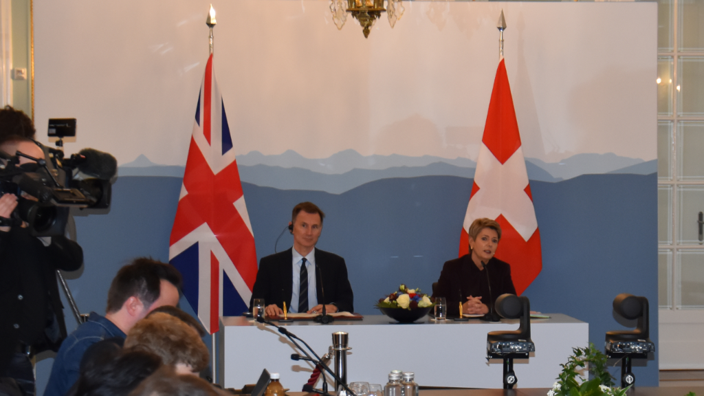 Bundesrätin Karin Keller-Sutter und Jeremy Hunt in die Pressekonferenz