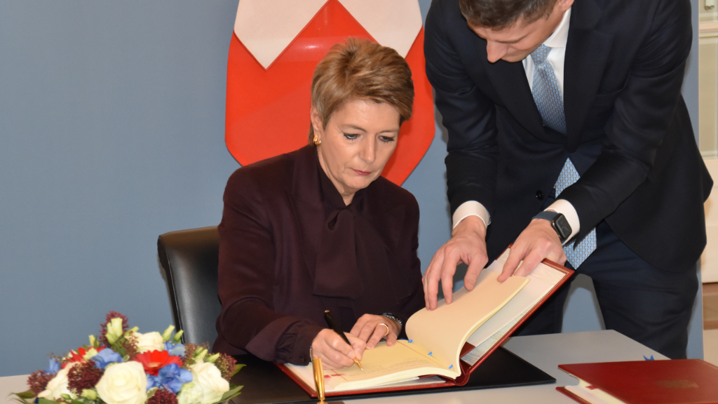 Bundesrätin Karin Keller-Sutter unterzeichnet den Berne Financial Services Agreement 