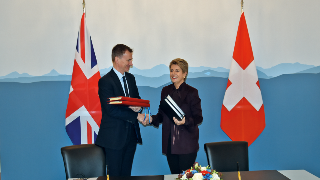 Bundesrätin Karin Keller-Sutter und Jeremy Hunt unterzeichnen den Berne Financial Services Agreement 