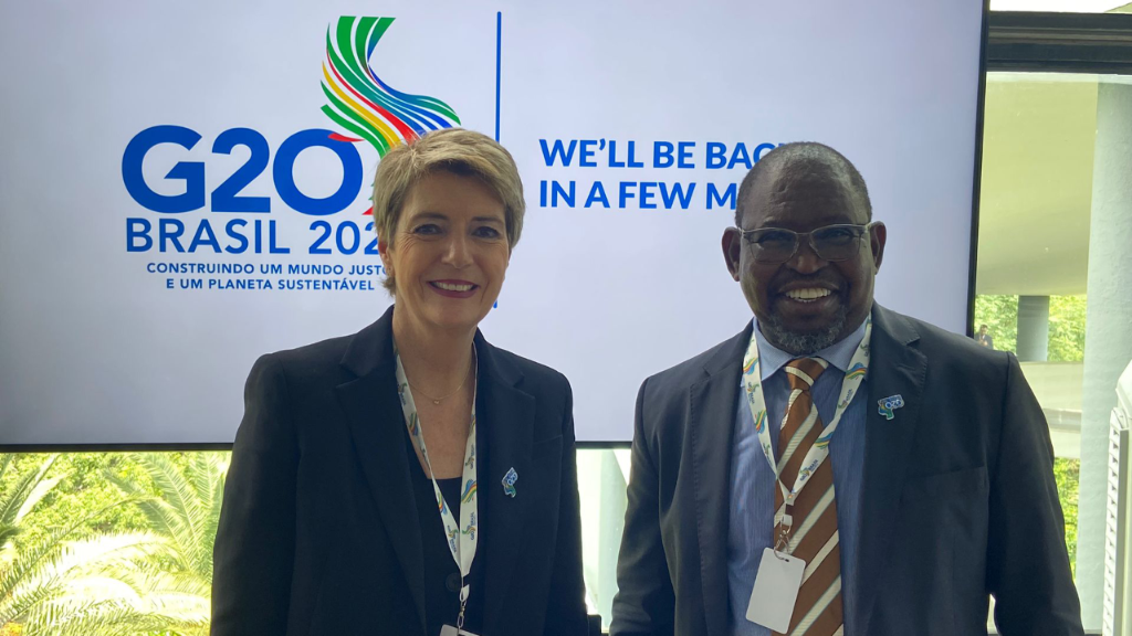 Karin Keller-Sutter mit Südafrikas Finanzminister Enoch Godongwanas am G20